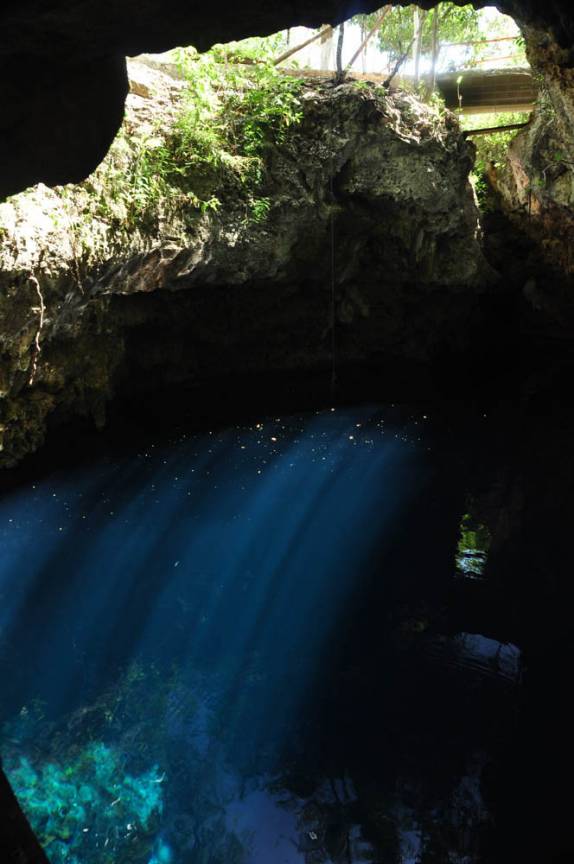 Raios de sol entram no cenote THe Pit, em Tulum, na costa caribenha do Yucatán, no México